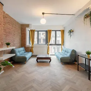 Very Large Station Appartement